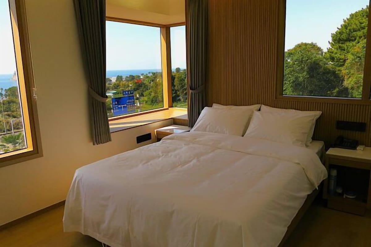 WiFi (free), bed sheets