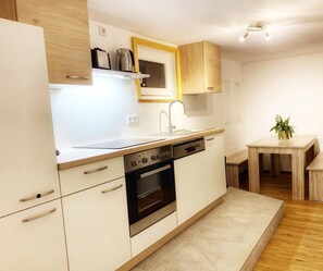 Jääkaappi, uuni, liesi, astianpesukone