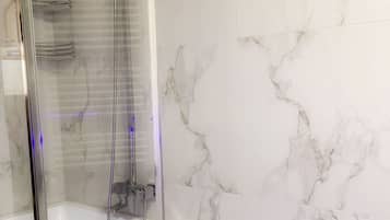 Badewanne, Komfortbadewanne, Haartrockner, Handtücher