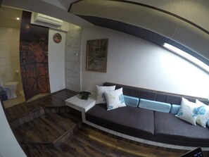 ห้องเอ็กซ์คลูซีฟทริปเปิล, 1 ห้องนอน | ห้องพักตกแต่งอย่างมีเอกลักษณ์, ตกแต่งพิเศษโดยเฉพาะ, โต๊ะทำงาน