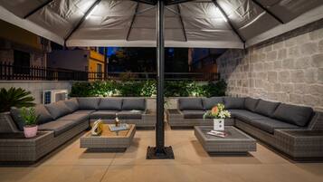 Fachada da propriedade à noite