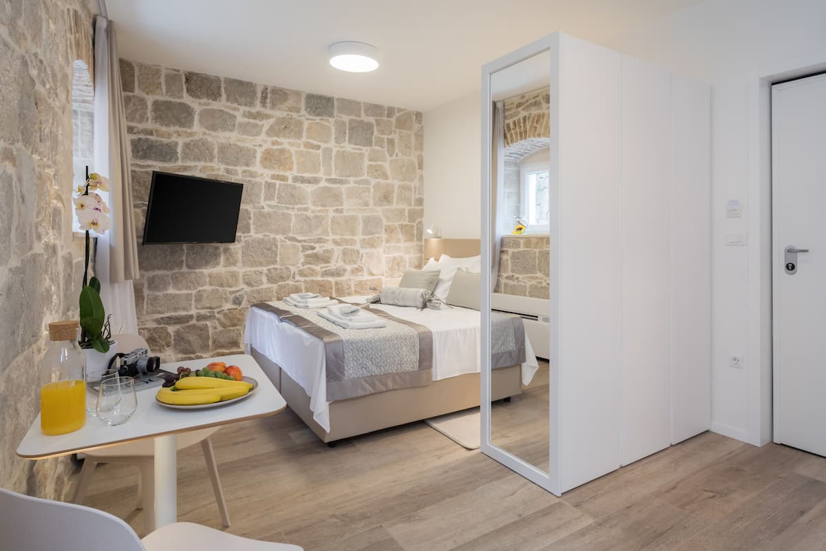 Studio (Ground Floor) | 1 bedroom, in-room safe, blackout drapes