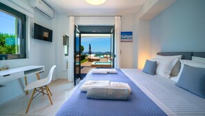Une chambre moderne avec un grand lit, un bureau et une vue sur une piscine et des montagnes.