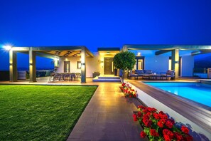 Una piscina al aire libre, una piscina climatizada