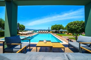 Una piscina al aire libre, una piscina climatizada