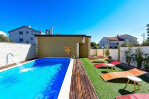 Piscina all'aperto, ombrelloni da piscina, lettini