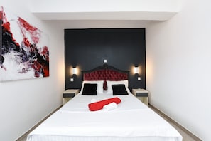 Standard-Apartment, 1 Doppelbett und Schlafsofa | Zimmersafe, individuell dekoriert, individuell eingerichtet, Bettwäsche