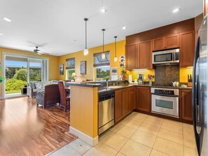 Een koelkast, een magnetron, een oven, een vaatwasser