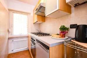 Réfrigérateur, four, lave-vaisselle, cafetière/bouilloire