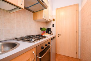 Kühlschrank, Ofen, Geschirrspüler, Wasserkocher mit Kaffee-/Teezubehör