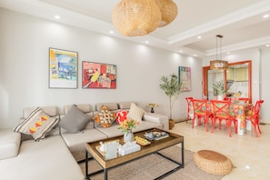 Apartment, 3 Schlafzimmer | Wohnzimmer | Flachbildfernseher