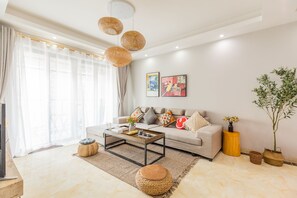 Apartment, 3 Schlafzimmer | Wohnbereich | Flachbildfernseher