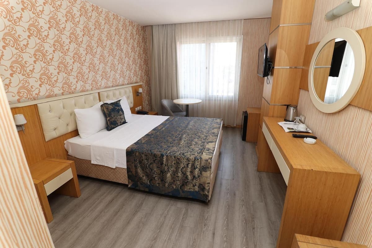 Habitación estándar doble | 1 dormitorio, minibar, caja fuerte y escritorio