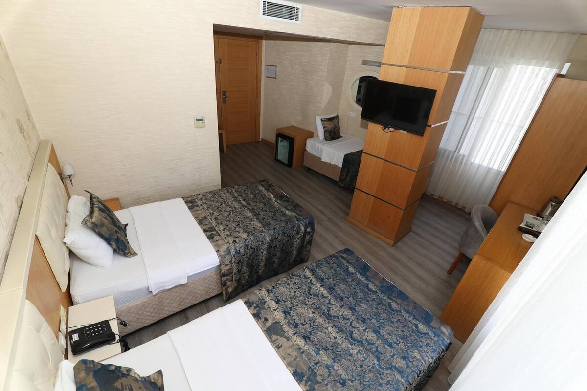 standard triple room | 1 bedroom, minibar, in-room safe, desk