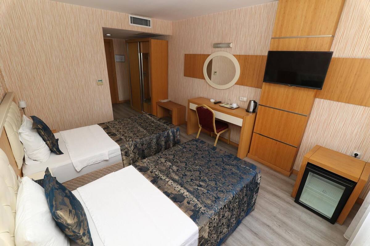standard twin room | 1 bedroom, minibar, in-room safe, desk
