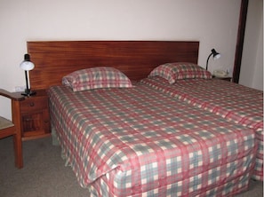 Cortinas blackout, wifi gratis y ropa de cama 