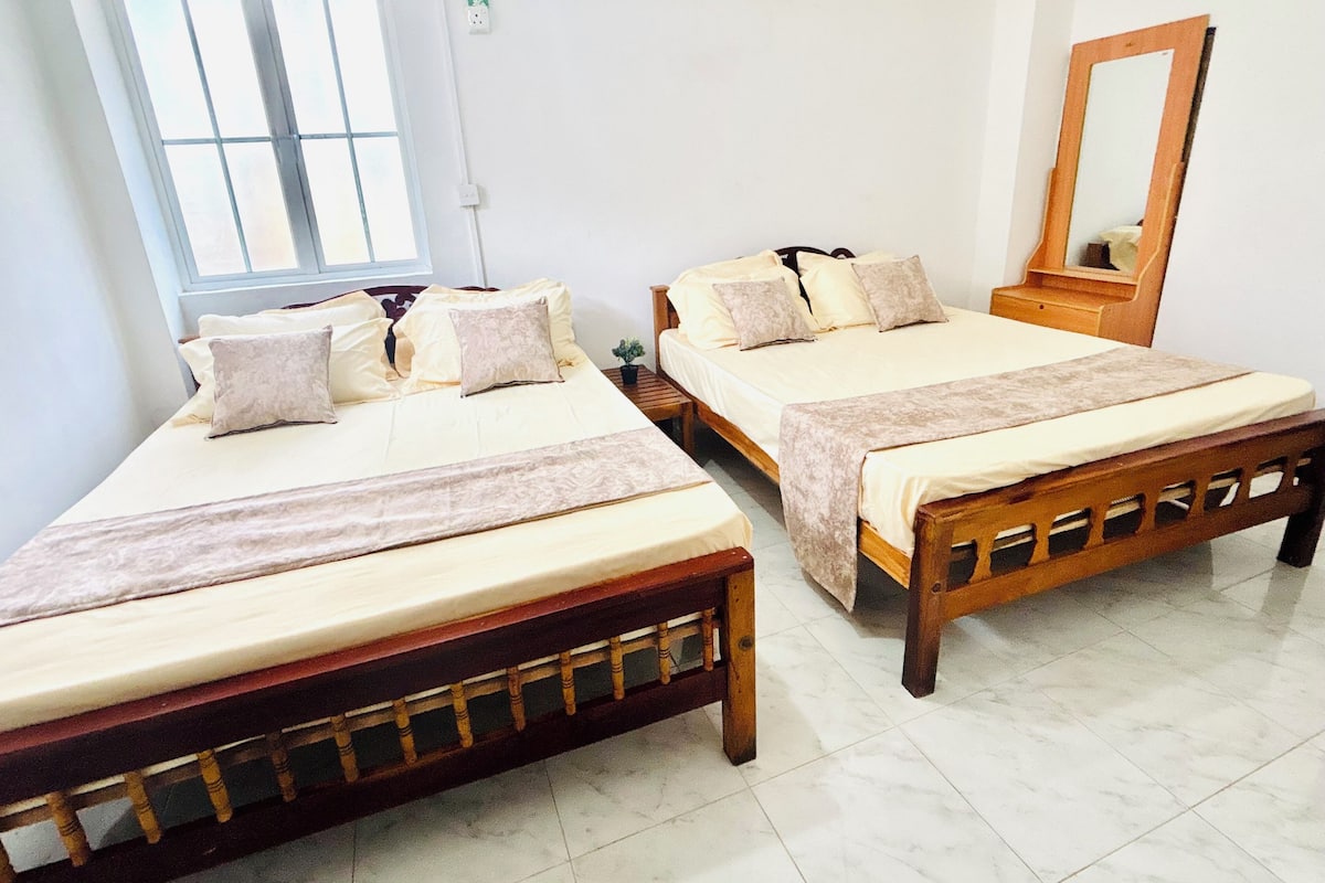 Family Quadruple Room | Meja, cadar katil 