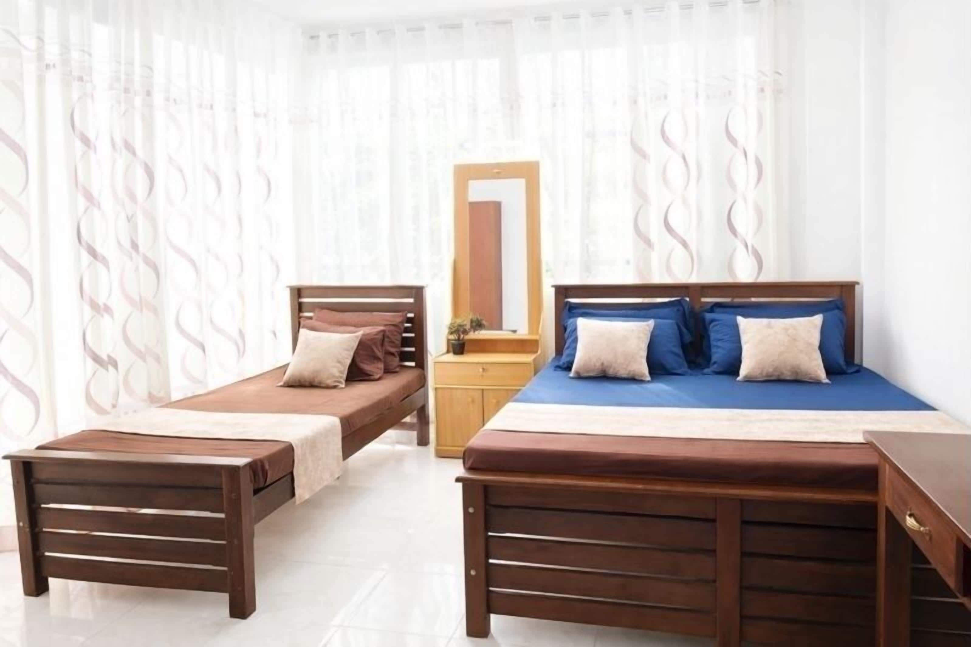 Tremannsrom – standard | Skrivebord og sengetøy