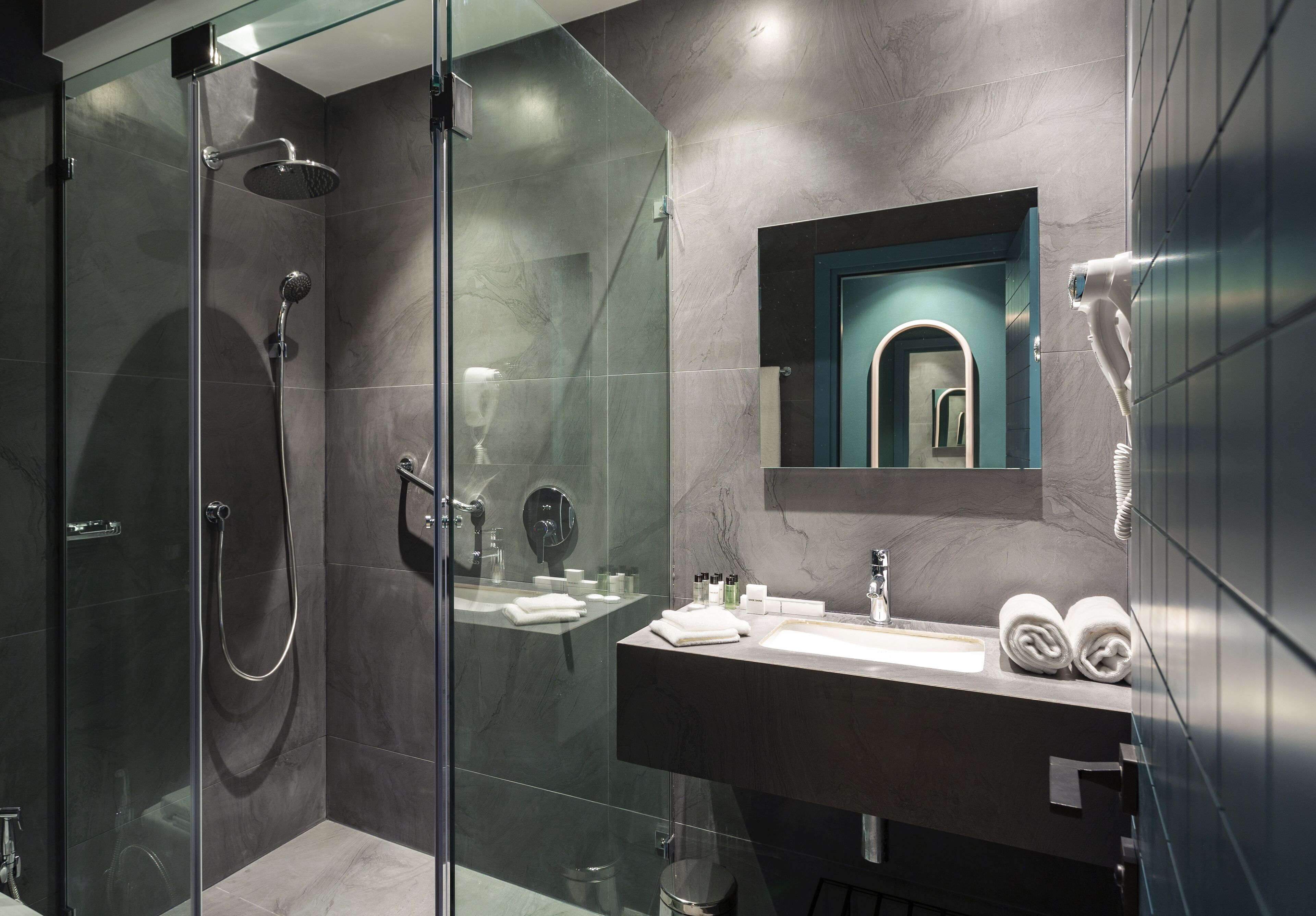 shower, rainfall showerhead, free toiletries, hair dryer