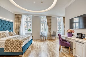 Ropa de cama de alta calidad, colchones con pillow-top y minibar 