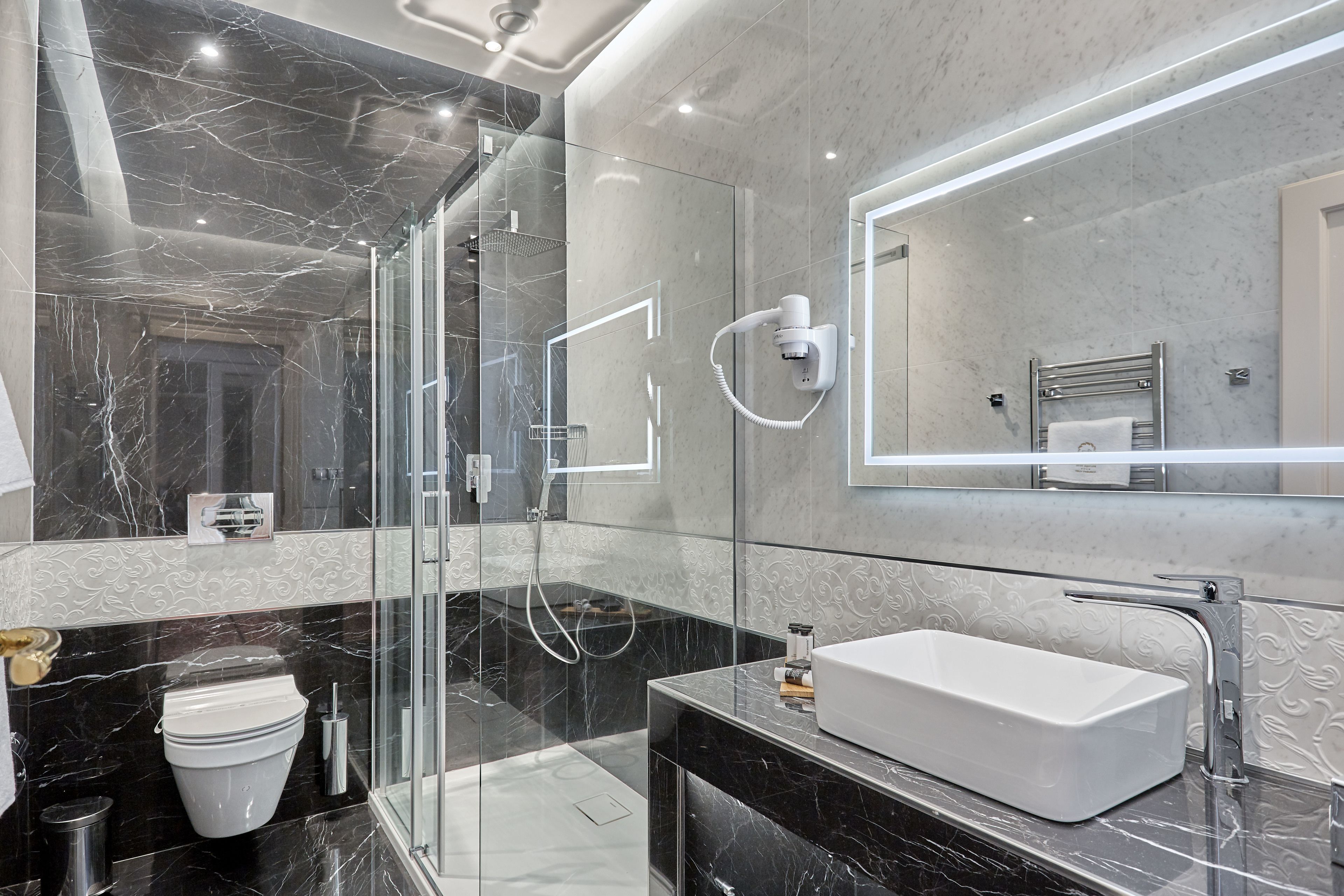 Deluxe kamer, 1 twee- of 2 eenpersoonsbedden, 1 kingsize bed, uitzicht op de stad | Badkamer | Designer toiletartikelen, een haardroger, badjassen, pantoffels
