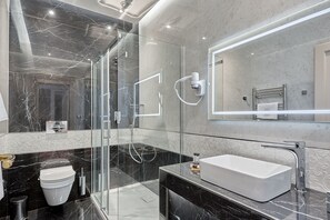 Habitación Deluxe con 1 cama doble o 2 individuales, 1 cama de matrimonio grande, vistas a la ciudad | Baño | Artículos de higiene personal de diseño, secador de pelo y albornoces