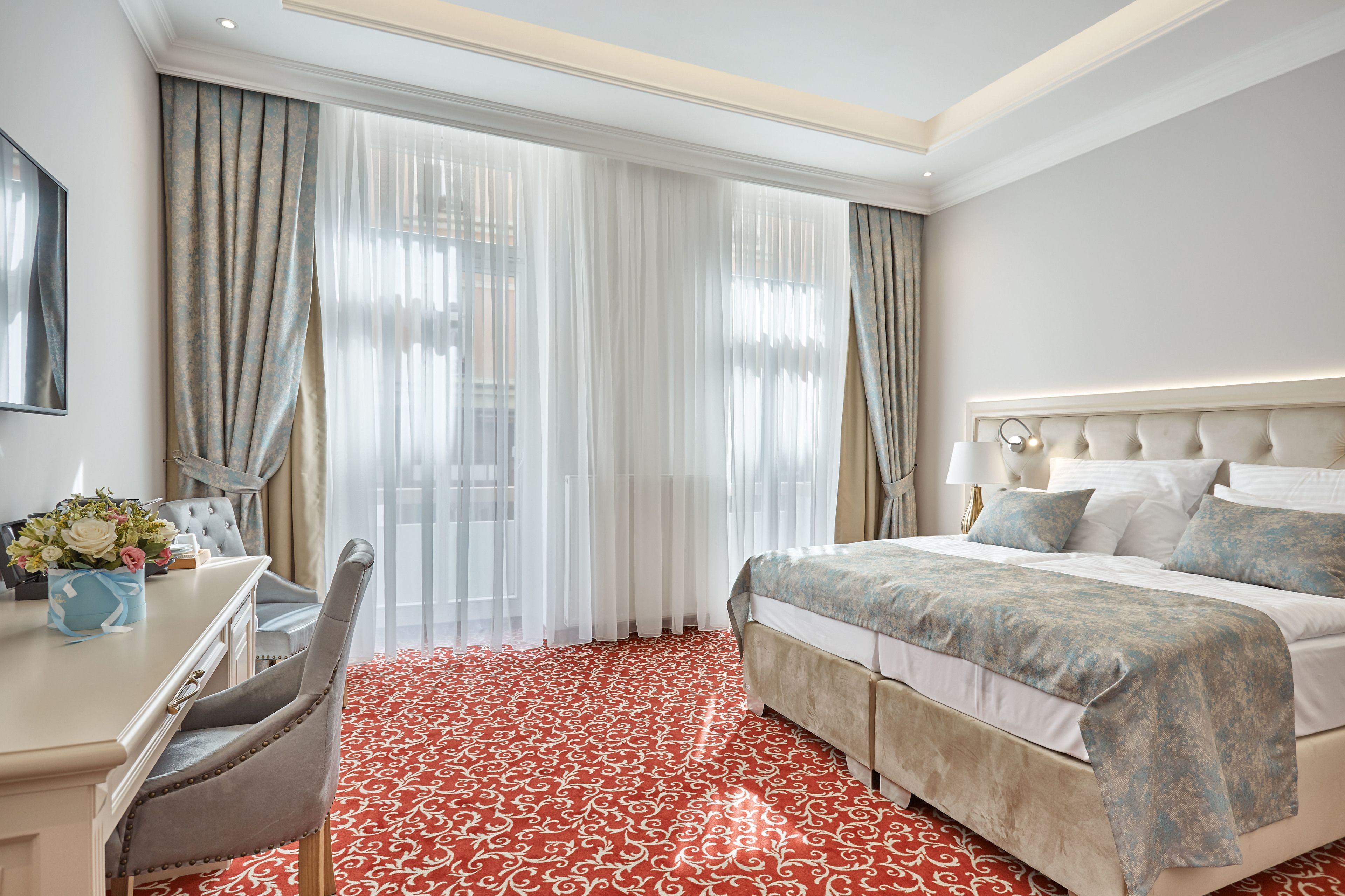 أغطية فراش متميزة وأسرّة بطبقة علوية مريحة وميني بار وخزنة داخل الغرفة