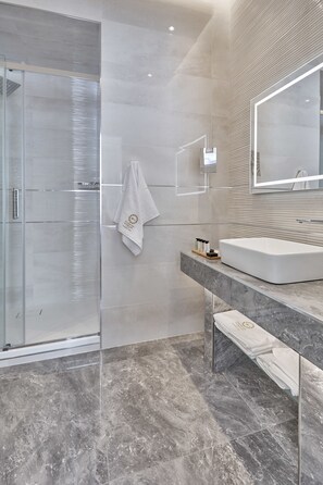 Superior Double or Twin Room, 1 King Bed, City View | Bathroom | Designer toiletries, hair dryer, bathrobes, slippers - Golden Key Boutique Hotel (Karlovy Vary)