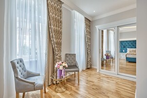 Ropa de cama de alta calidad, colchones con pillow-top y minibar 