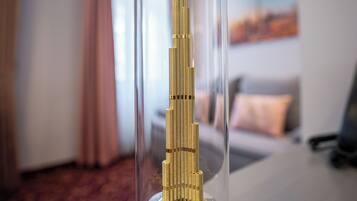 Een model van de Burj Khalifa in een glazen koepel op een tafel.
