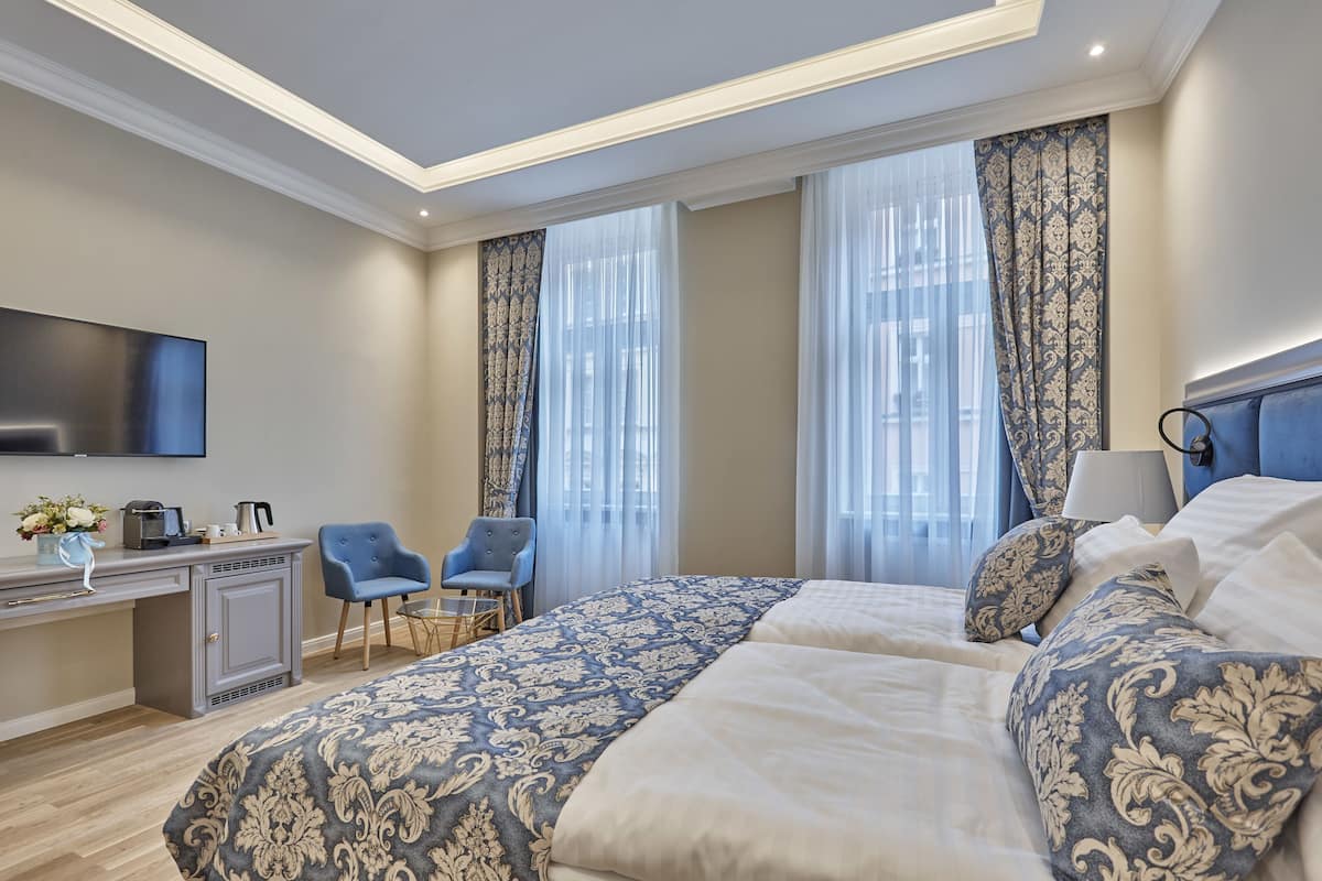 Habitación Deluxe doble, 1 cama de matrimonio grande, vistas a la ciudad | Ropa de cama de alta calidad y colchones con acolchado adicional