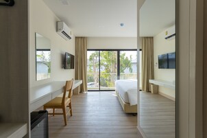 Deluxe Room (1 Bed) | Desk, blackout drapes, rollaway beds, free WiFi