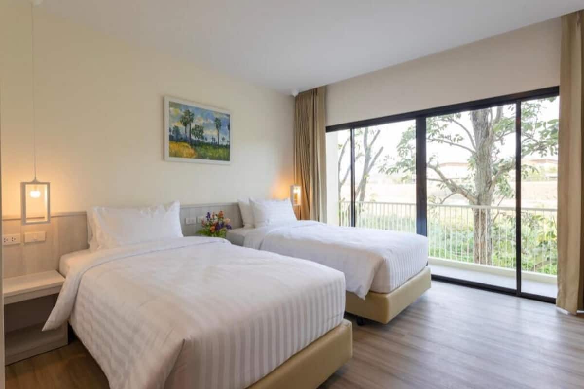 Desk, blackout drapes, rollaway beds, free WiFi