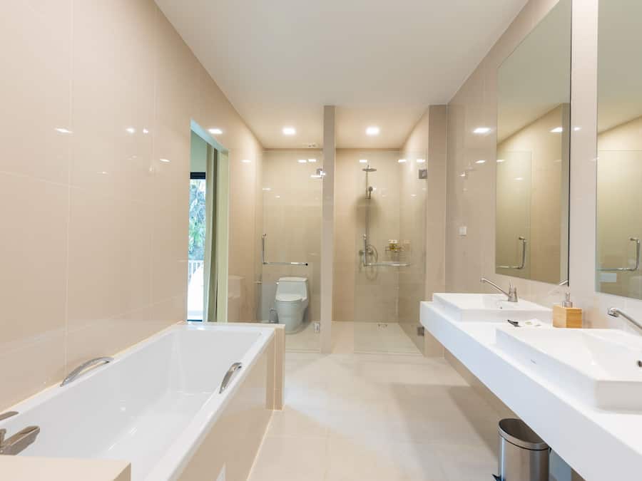 Suite, 1 lit double | Salle de bain | Douche, articles de toilette gratuits