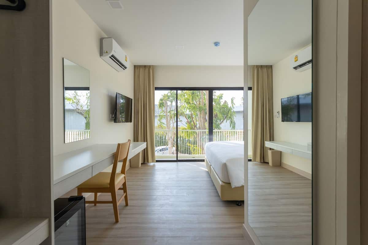 Desk, blackout drapes, rollaway beds, free WiFi