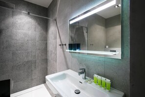 Apartamento design, várias camas, cozinha (4A) | Banheiro | Chuveiro, produtos de toalete grátis, secador de cabelo, bidê