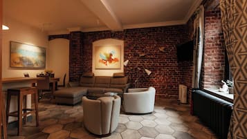 Family Apartment, Kitchen, Garden View | Bar mini, peti besi dalam bilik, dihias secara berasingan