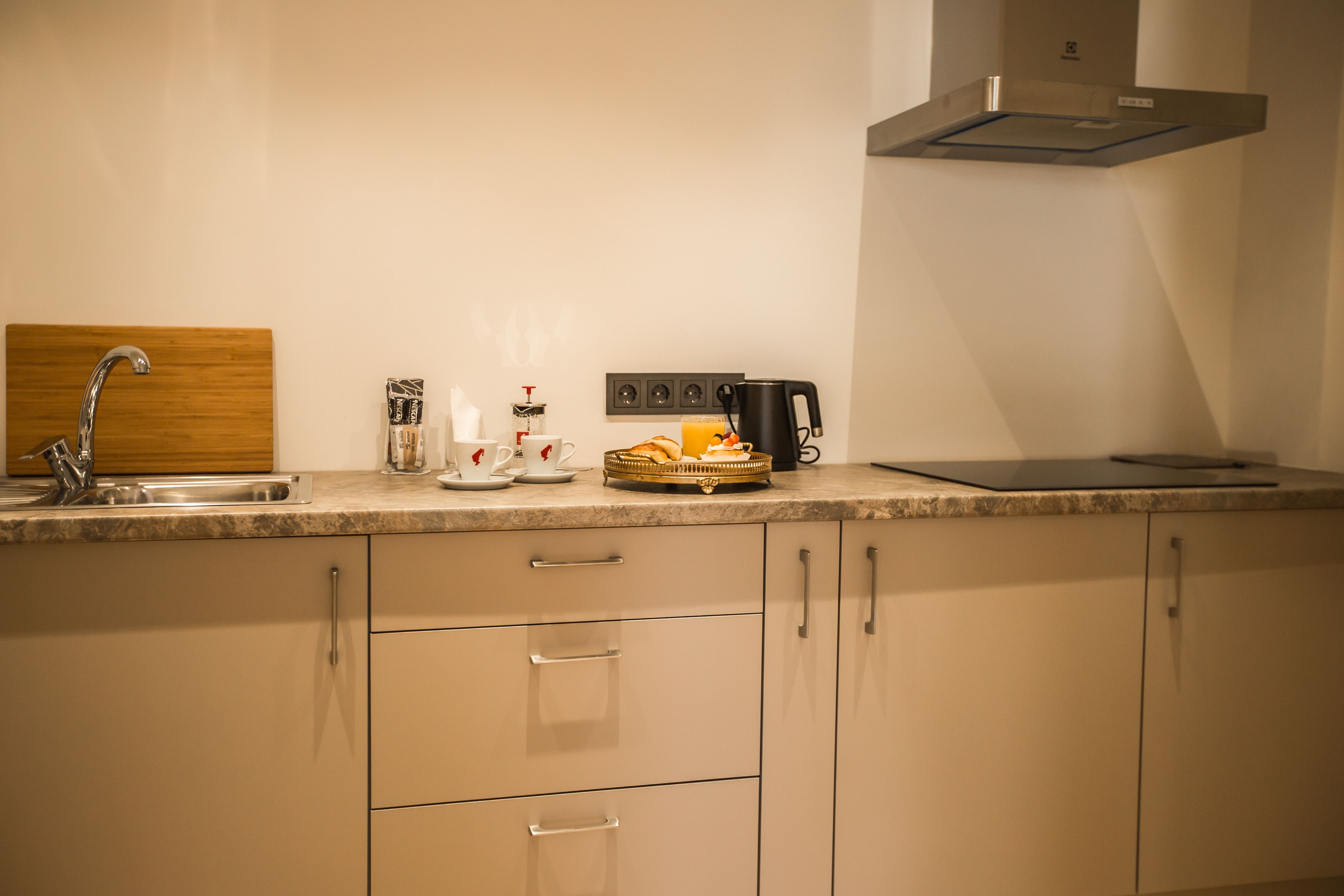 studio, 1 queen bed | minibar, in-room safe, individually decorated, individually furnished