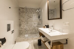 Studio, 1 Queen Bed | Bathroom | Shower, rainfall showerhead, free toiletries, hair dryer