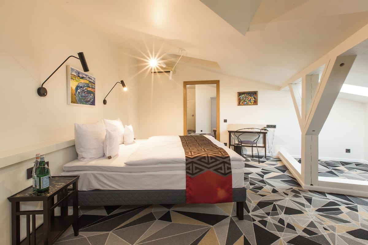 Double or Twin Room | Minibar, in-room safe, individually decorated, individually furnished