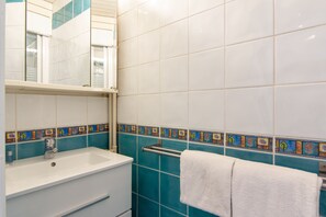 Salle de bain | Douche, articles de toilette gratuits, sèche-cheveux