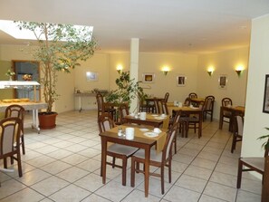 Frokostbuffé hver dag (EUR 6 per person)