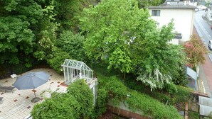 A residential area with a white building, a staircase, and a garden with a gazebo. - Edelstein-Hotel (Idar-Oberstein)