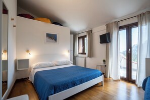 Habitación triple Confort, vista a la montaña | Edredón, cortinas blackout y ropa de cama