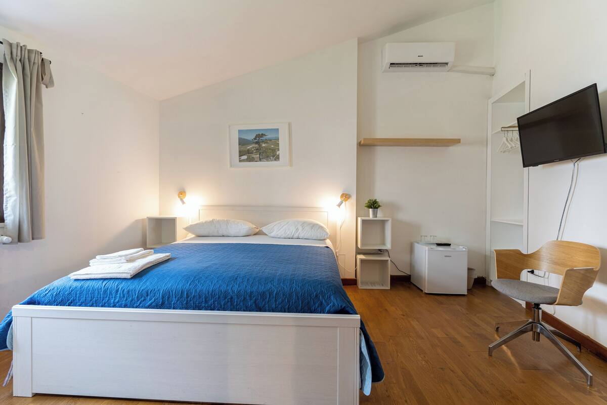 Habitación triple Confort | Edredón, cortinas blackout y ropa de cama