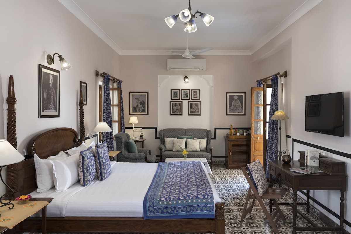 superior double room | minibar, in-room safe, individually decorated, individually furnished