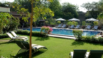 Piscine extérieure, parasols de plage, chaises longues