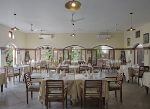 Breakfast, lunch, dinner served; Indian cuisine