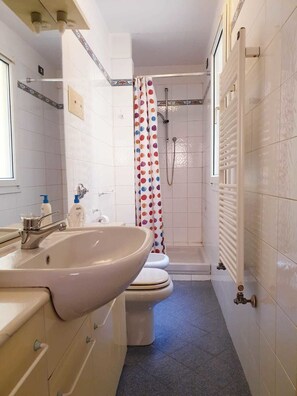 Kostenlose Toilettenartikel, Haartrockner, Bidet