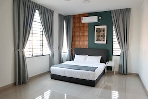 Arcadia Resort @ Desaru - Semi D | Desk, bed sheets